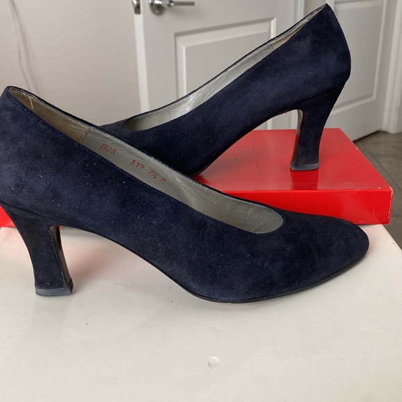 Vintage Charles Jourdan Classic Blue Suede Pump - Picture 2 of 3